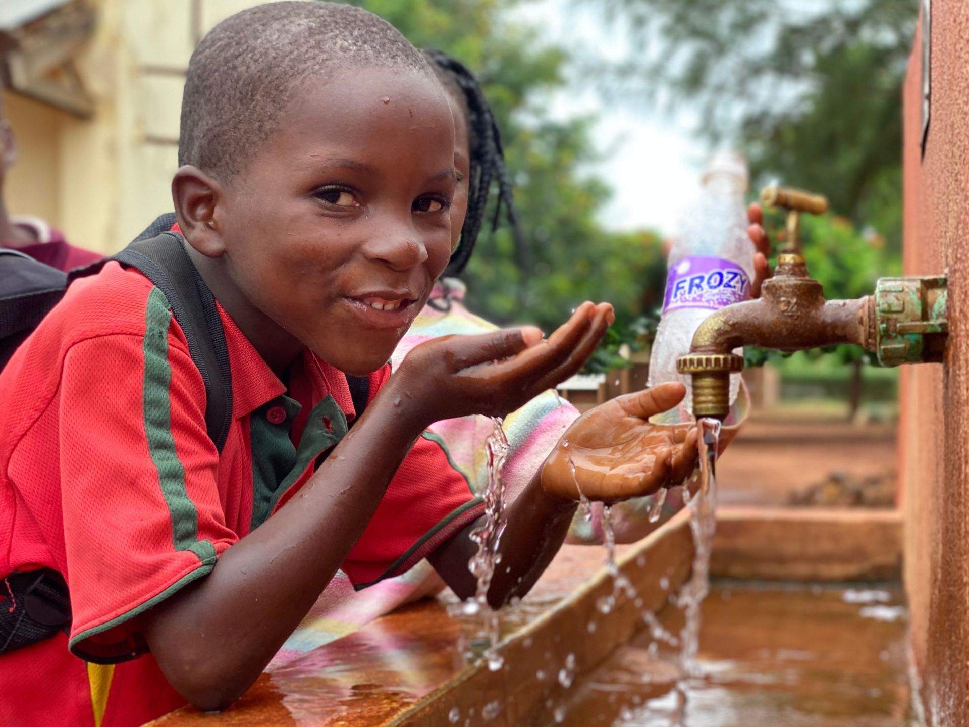 Niño bebiendo agua en Mozambique