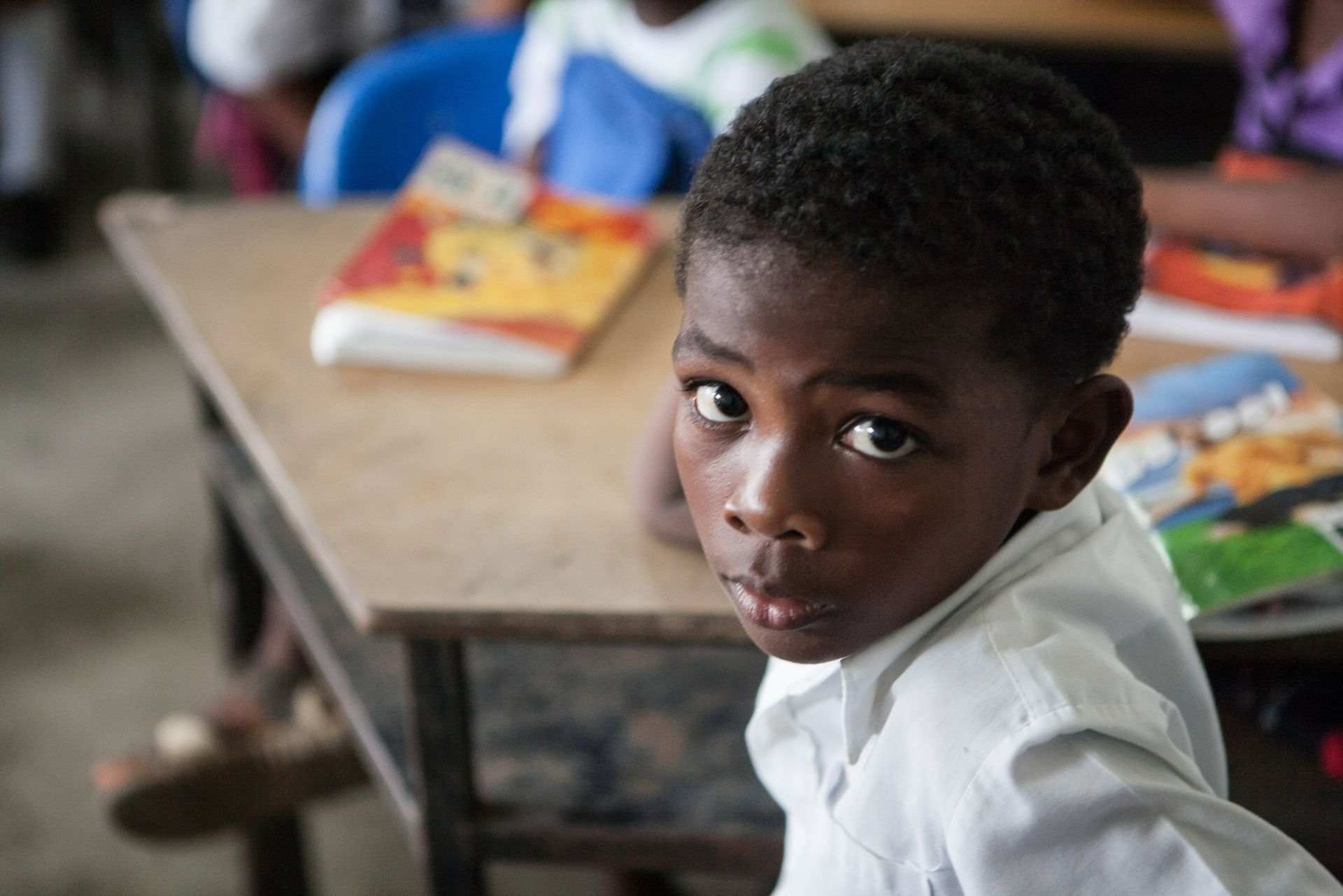 Niño estudiando en Mozambique como un ejemplo de lo que se pide por el Día Mundial de la Justicia Social