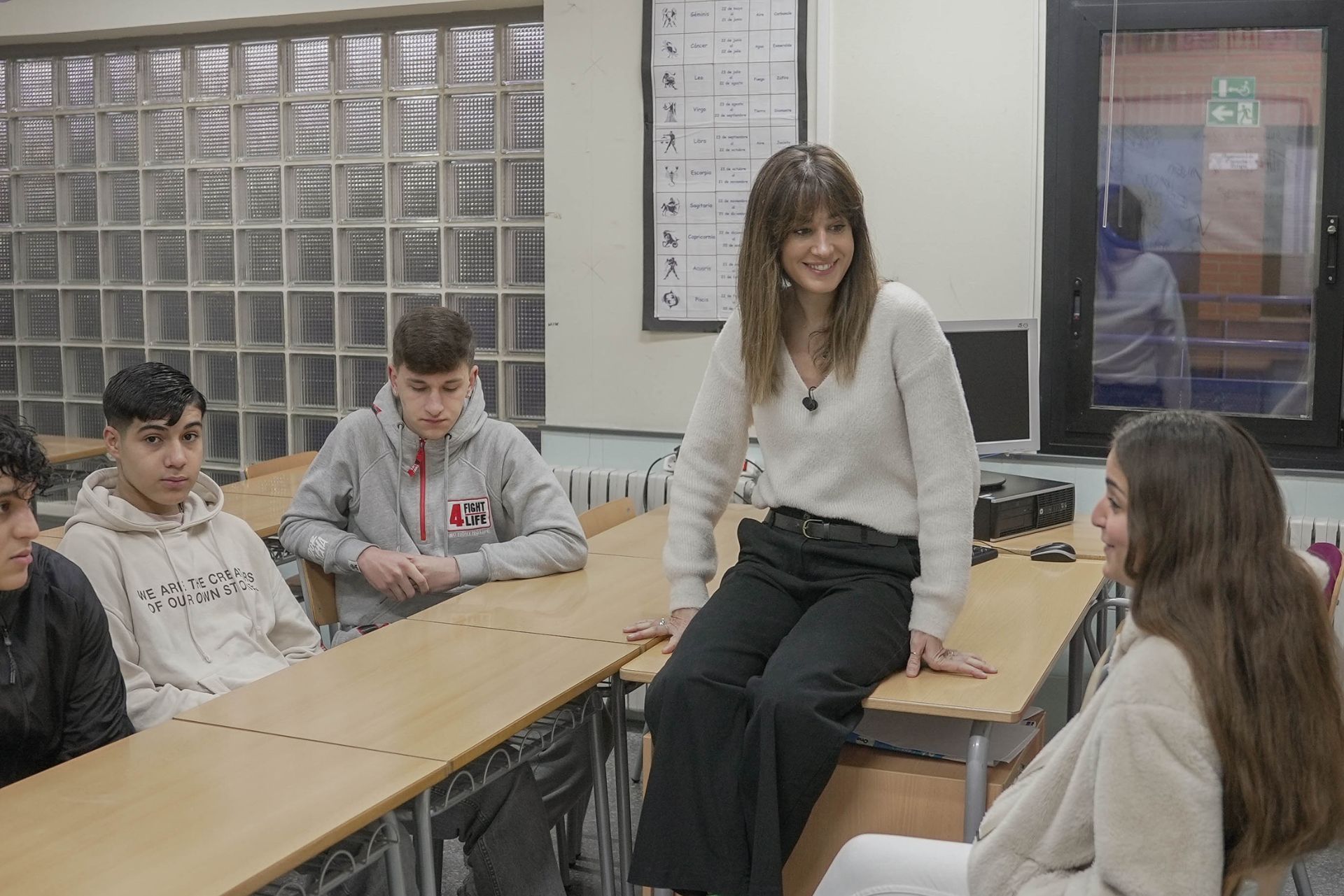 Isabel Jiménez con jóvenes afectados por la dana, seis meses después