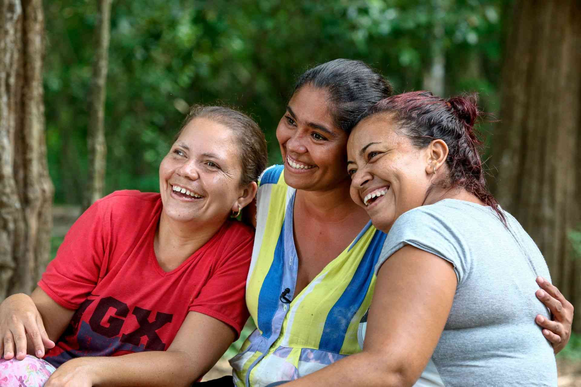 Mujeres abrazándose y sonriendo