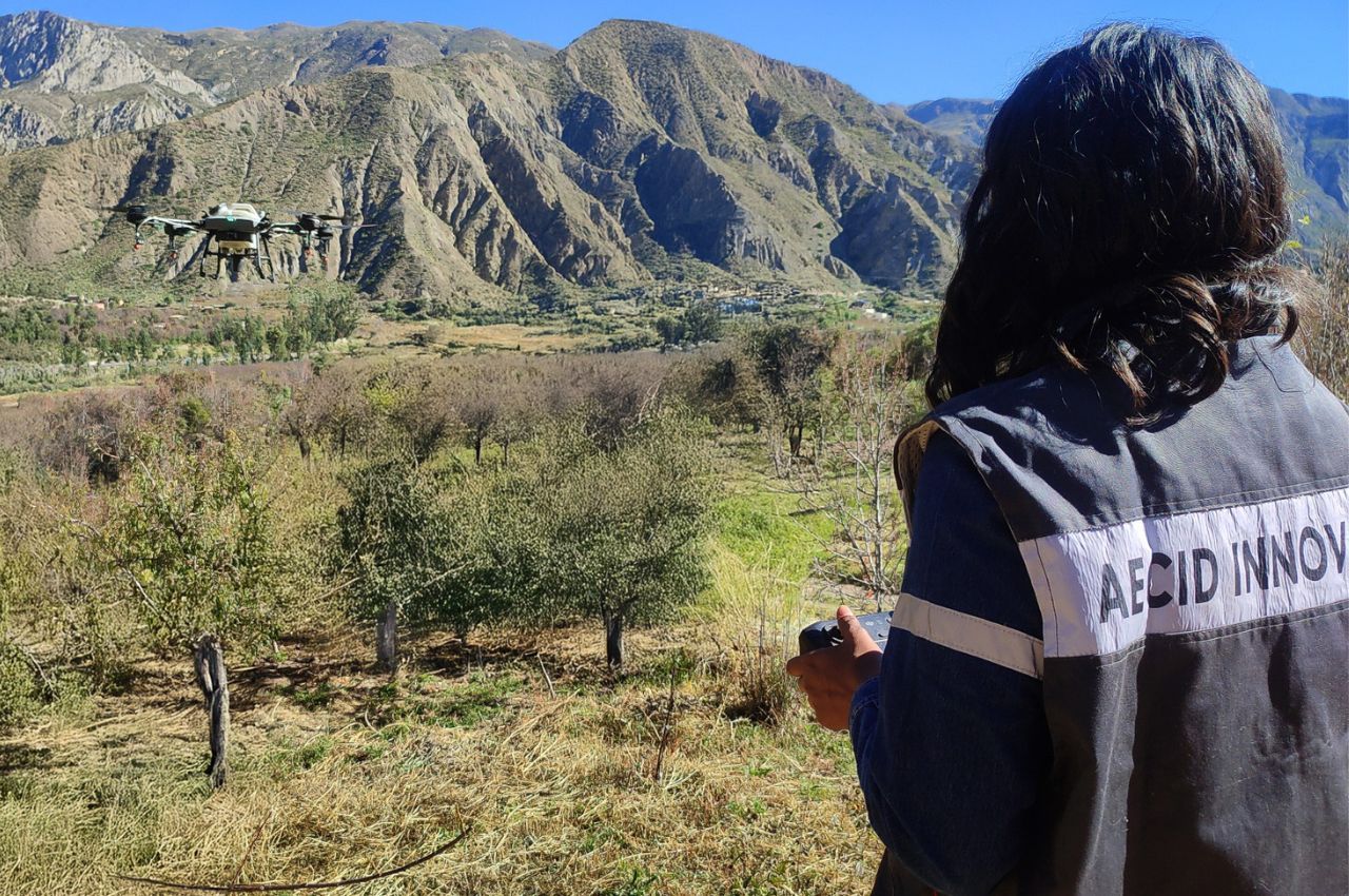 Pilota en Bolivia volando un dron