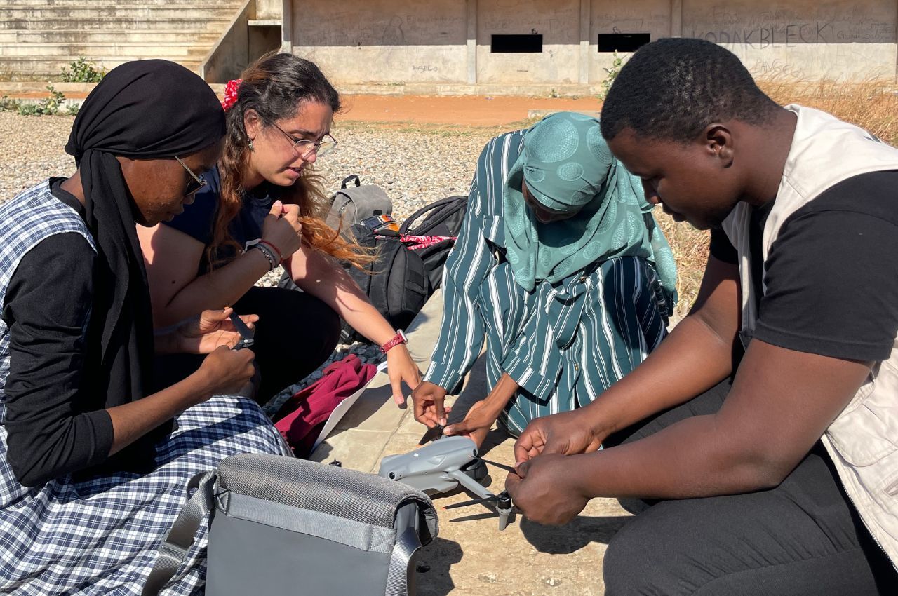 Preparando dron en Mozambique