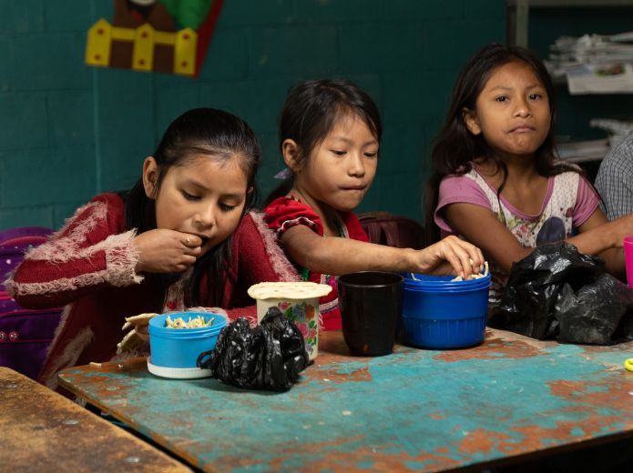 Niñas de centroamérica en comedor escolar