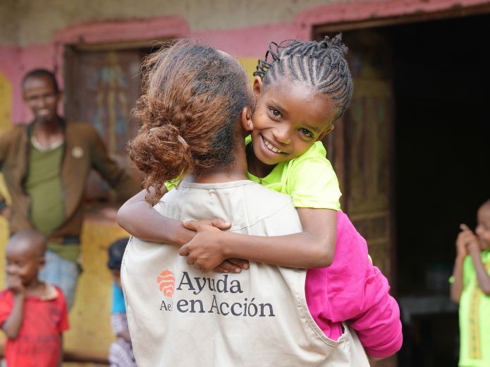 Niña de Etiopía con personal de Ayuda en Acción