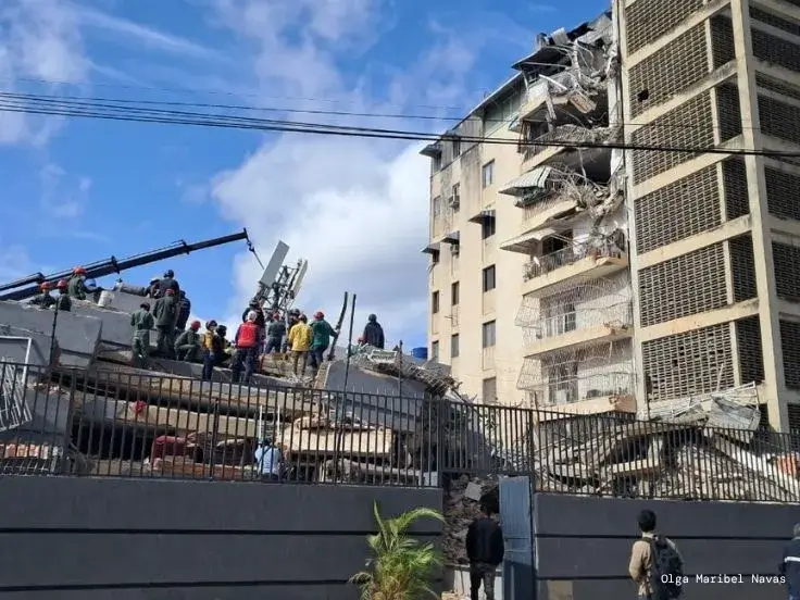 Equipo retirando escombros tras el terremoto de Venezuela en Caracas