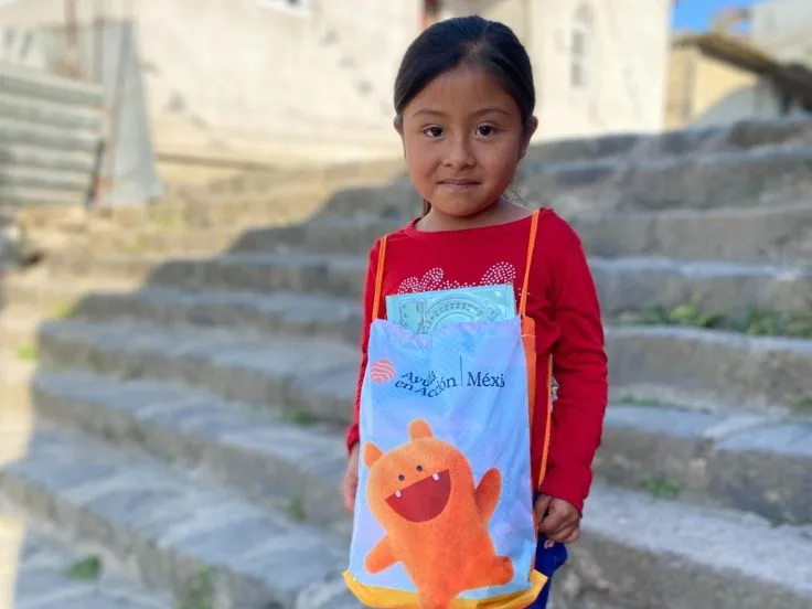 Niña con kit escolar repartido por Ayuda en Acción en México.