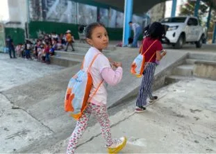 Niña de México con mochila escolar proporcionada por Ayuda en Acción