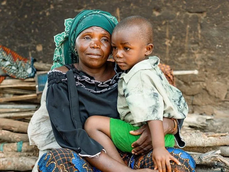 Shafi, un niño de Mozambique, con su madre